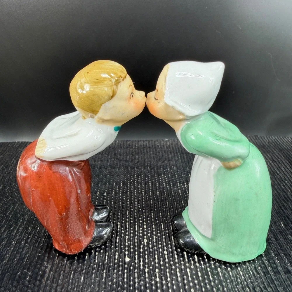Vintage Dutch Kissing Boy and‎ Girl Figurine set 2 Ceramic Made in Japan Decor